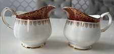 26) Ein Paar Vintage Duchess Bone China - Winchester (burgund) - Milchkännchen