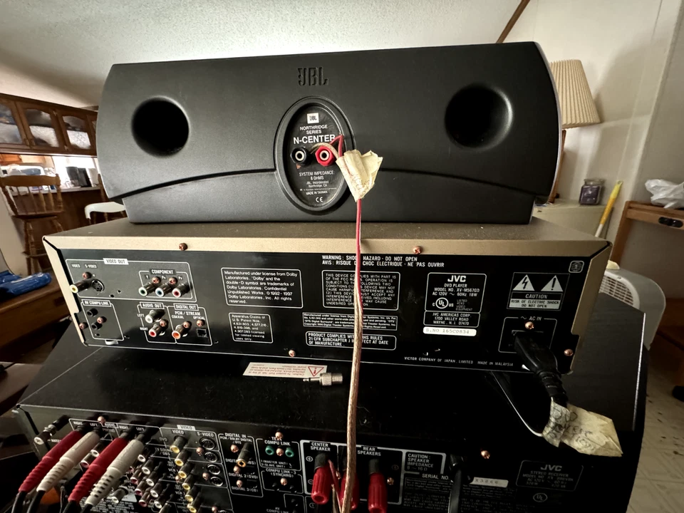 Altavoces JVC, BOSE, altavoz central JBL y sistema de entretenimiento woofer KLH Foto 2 de 4