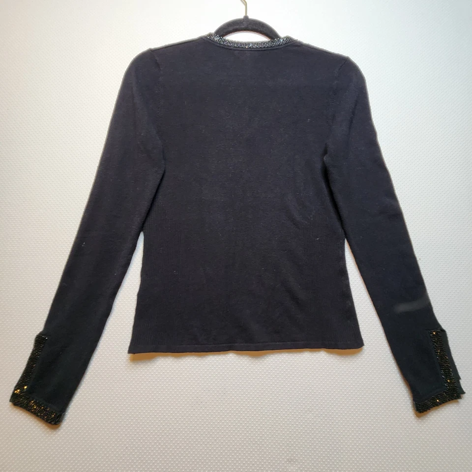 Suéter Yuka Mujer Pequeño Negro Malla Metal Acento en Cuello en V y Puño Dividido Foto 4 de 4