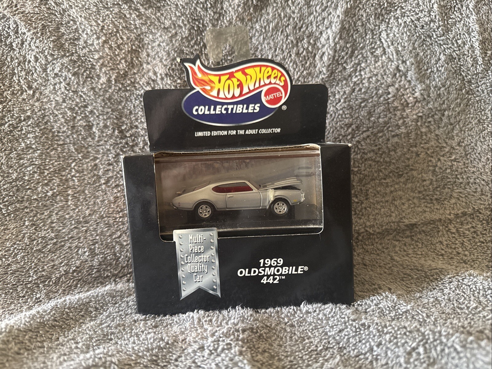 Hot Wheels Collectibles Black Box 1969 Oldsmobile 442 w/Case 1:64 Diecast Silver
