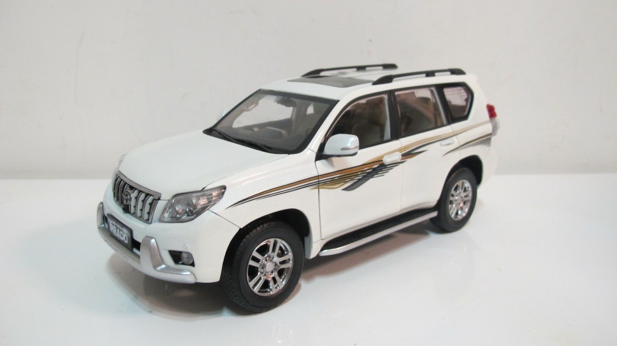 1:18 TOYOTA LAND CRUISER PRADO WHITE (FULL OPEN) DIECAST