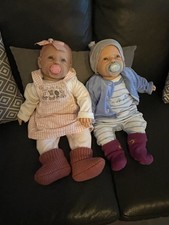 2 Antonio Juan Baby Puppen mit  Jungs und Mädchen Kleidung 