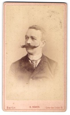 Fotografie H. Noack, Berlin, Herr Joh. Borner im Anzug mit prächtig gezwirbelte 