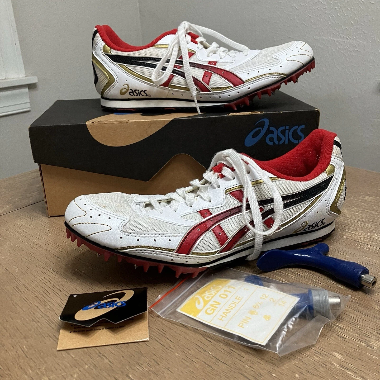 Tacchetti vintage Asics Hyper Distance Sprinting uomo 9 5 bianco e rosso GN011 0123 nuovi senza etichette