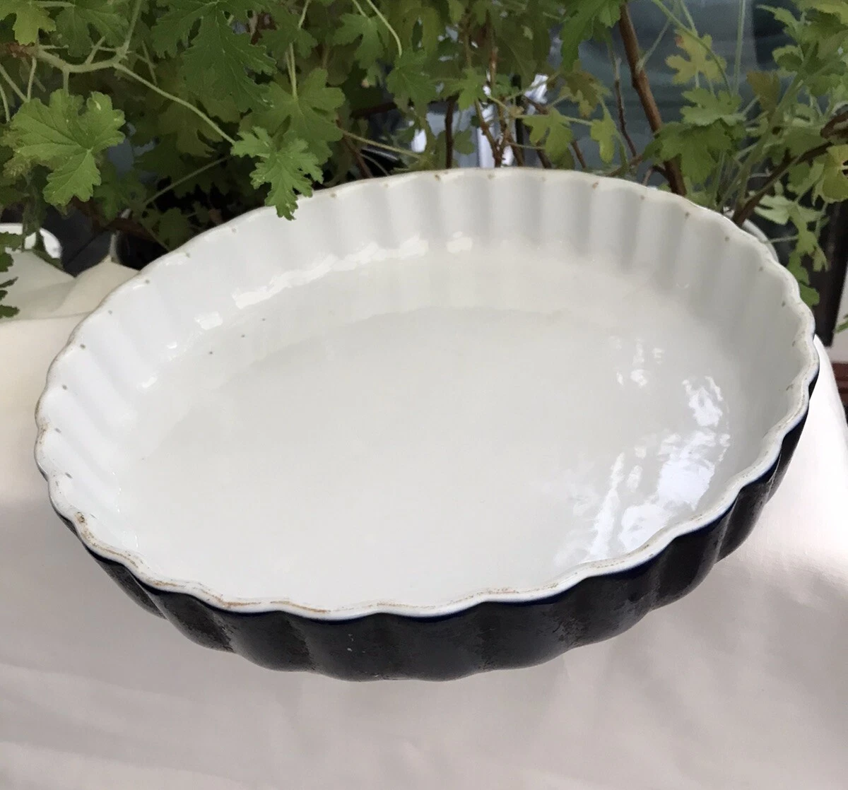 Large ceramic quiche/pie/crumble baking dish, 11" diameter, fluted rim, vintage