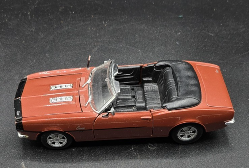 1968 Chevrolet Camaro SS 396 Convertible 1:24 Scale Maisto - Picture 4 of 9