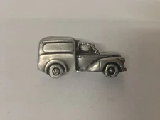 Morris Minor Van (Split Screen  3D pin badge car pewter effect pin badge  ref165