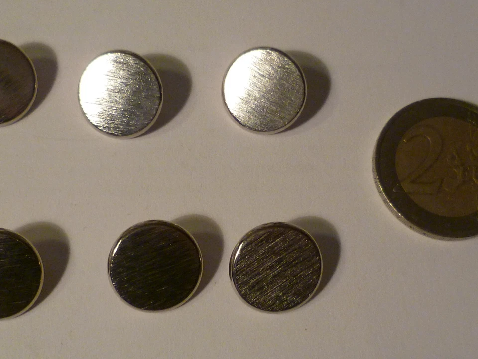 10 BOTTONI METALLO COLOR ARGENTO SATINATO GRAFFIATO 1,5 CM NUOVI FONDO MAGAZZINO - Immagine 2 di 4