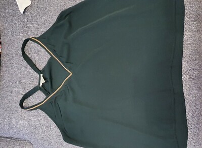 Grünes Top mit goldenen Perlen von H&M