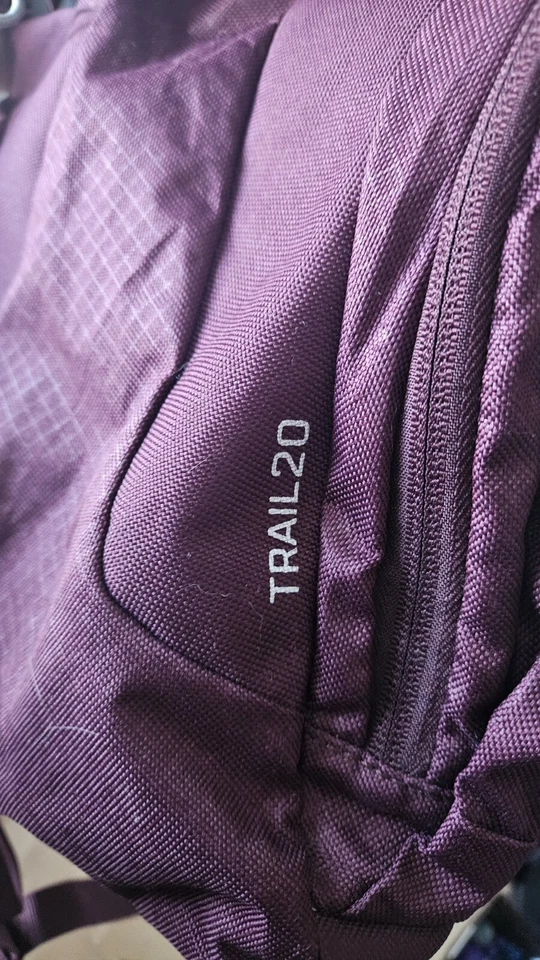 Cubierta de lluvia Vango Trail 20, correas para poste, bolsa para vejiga de agua Foto 3 de 4