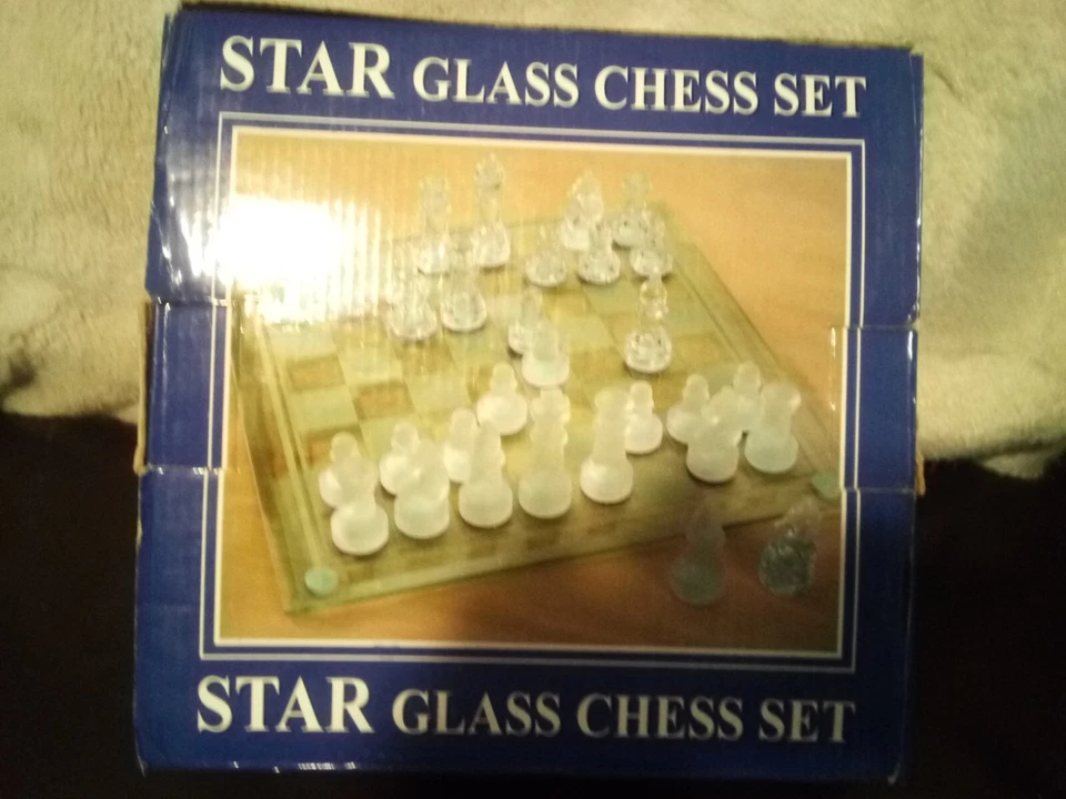 Chess, Star Glass Chess Set fine condition, some loose bottom pads, reattach. - Image 2 of 2