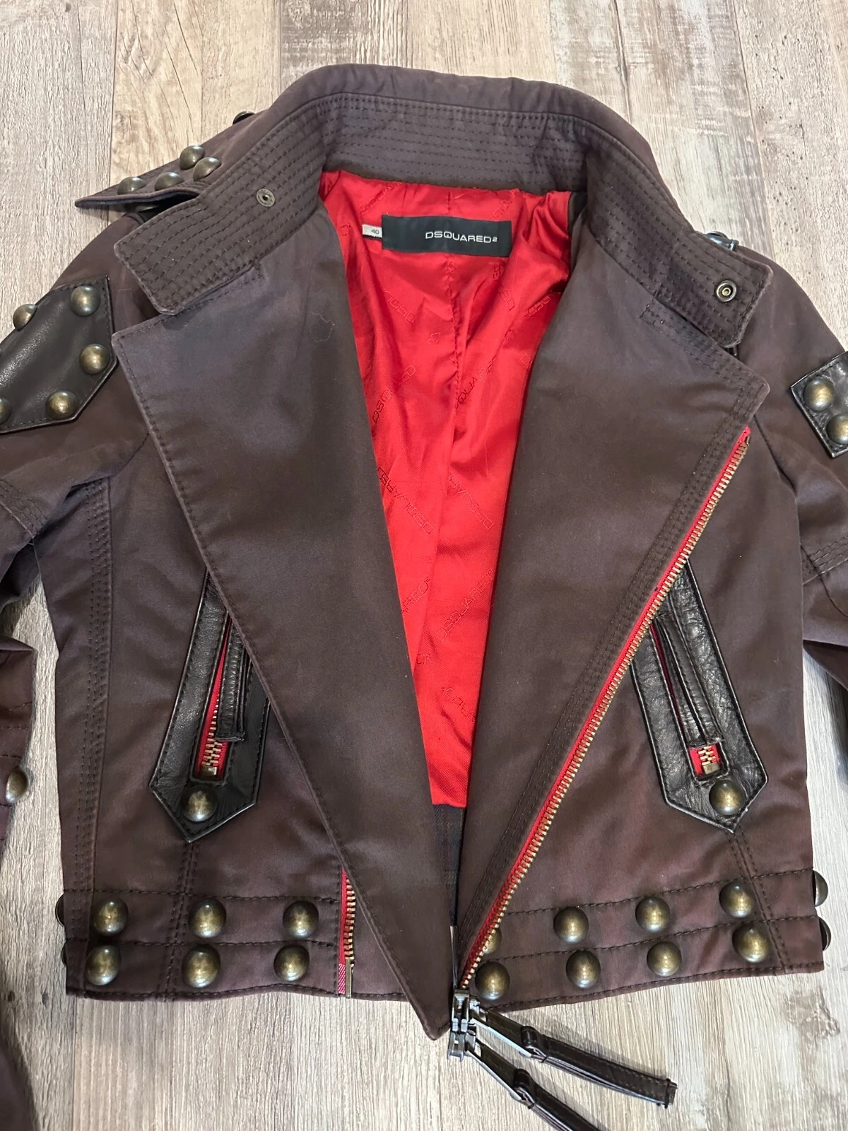 Giacca Dsquared2 marrone con borchie e accenti in pelle taglia 40