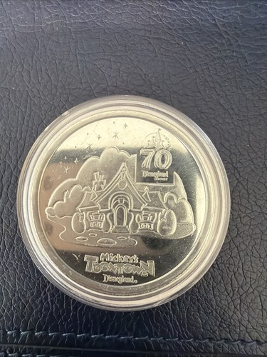Disneyland 70th Anniversary Mickey's ToonTown Medallion w/ Case - 第 2/3 張圖片