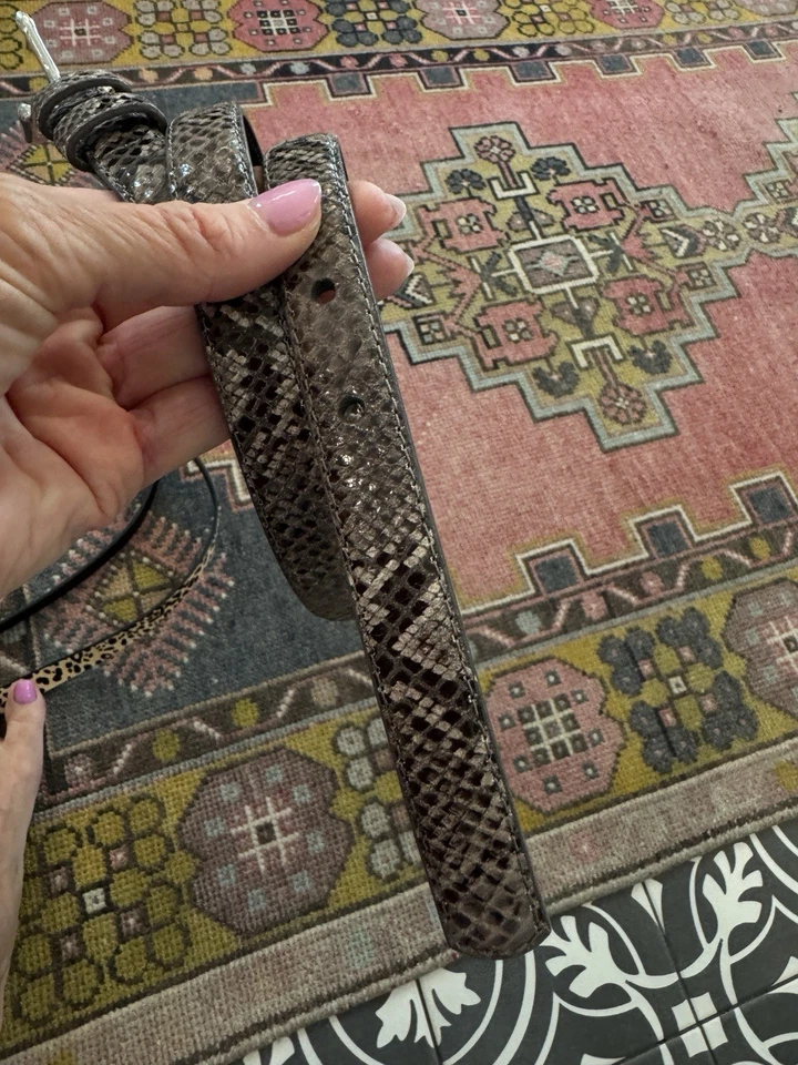 Cinturón de piel de serpiente gris y negro para mujer 41 pulgadas de largo con hebilla plateada Foto 3 de 3
