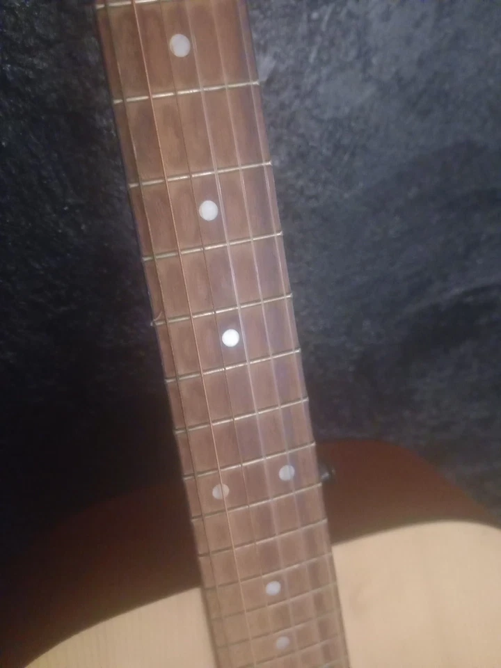 Guitarra acústica FirstAct de 6 cuerdas bronceada y marrón, apenas usada Foto 4 de 4