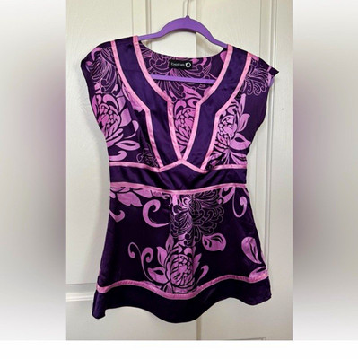 bebe Silk Satin Dark Purple/Pink Floral V-Neck Cap Sleeve Shift top. Size zip.