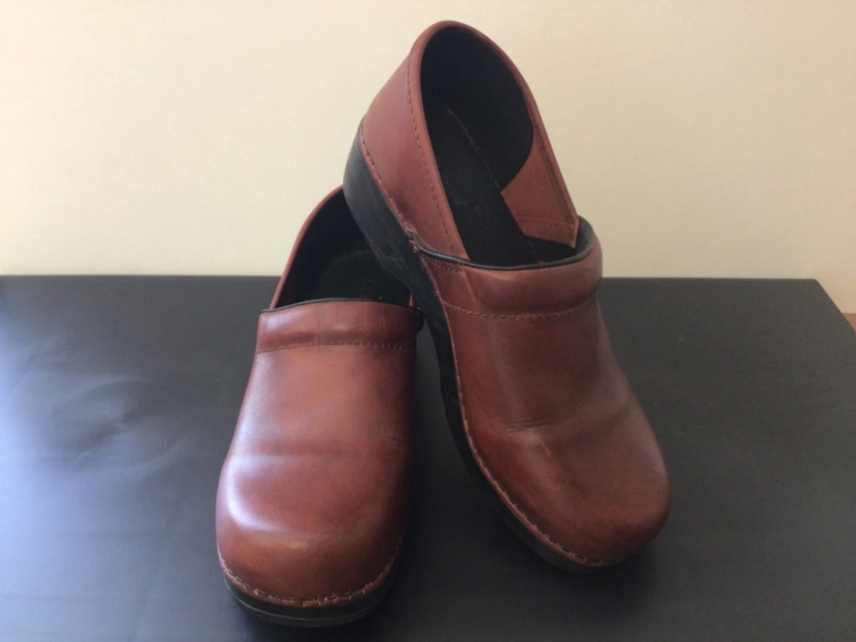 L.L. Bean Women s Clogs Size 8 Leather Brown Comfort Casual Shoes