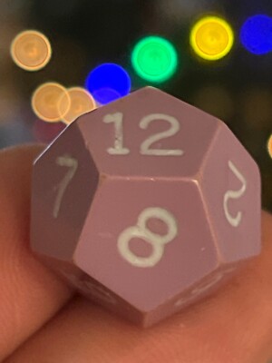Vintage Gamescience d12 light purple w/ fresh white rpg ad&d dice 120723@