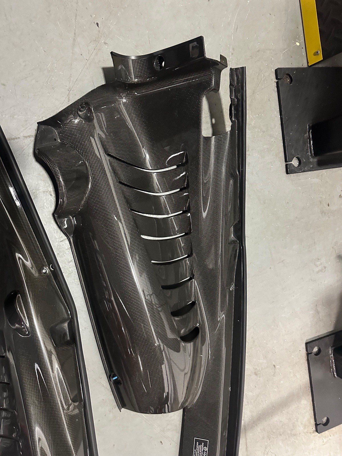 Ferrari OEM 78201700 Juego de paneles laterales de vano motor en fibra de carbon