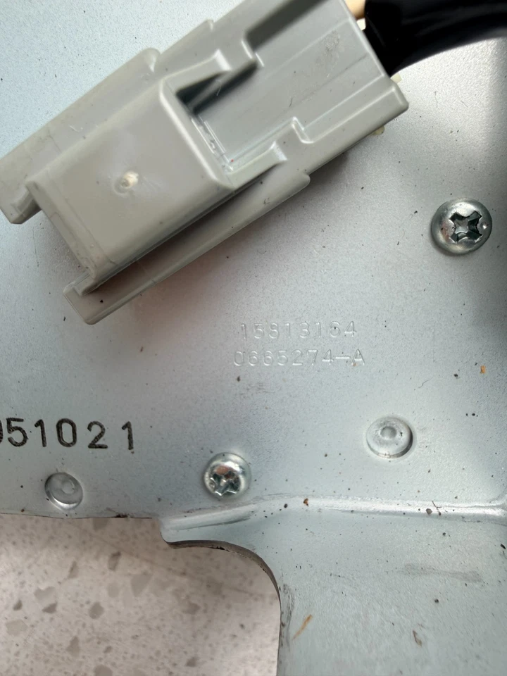 2005-2006 CHEVROLET EQUINOX Rear Window Wiper Motor 3 Prong Plug 15813164 OEM - Imagem 3 de 4