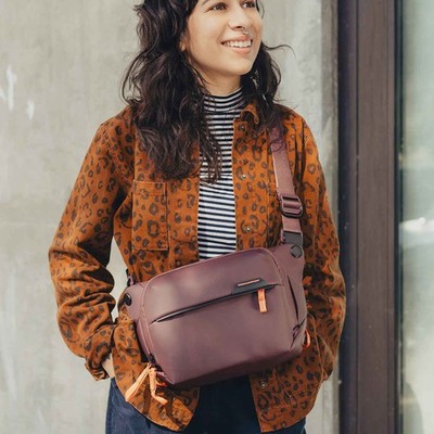 Peak Design Everyday Sling 3L   kompakte Kamera-Umhängetasche, Eclipse-Violett