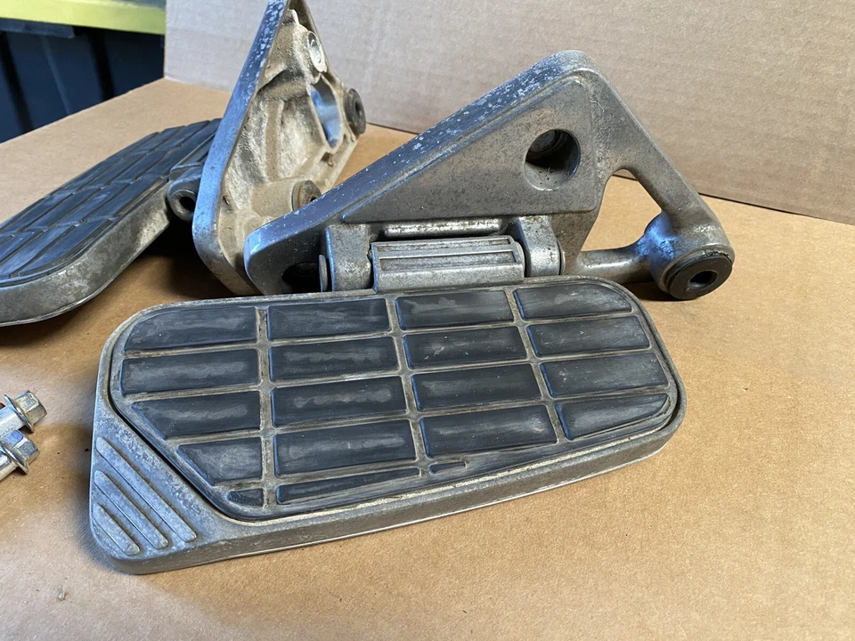 Juego de estribos traseros izquierda derecha 93 Kawasaki ZG1200 Voyager XII OEM -82 Foto 3 de 4