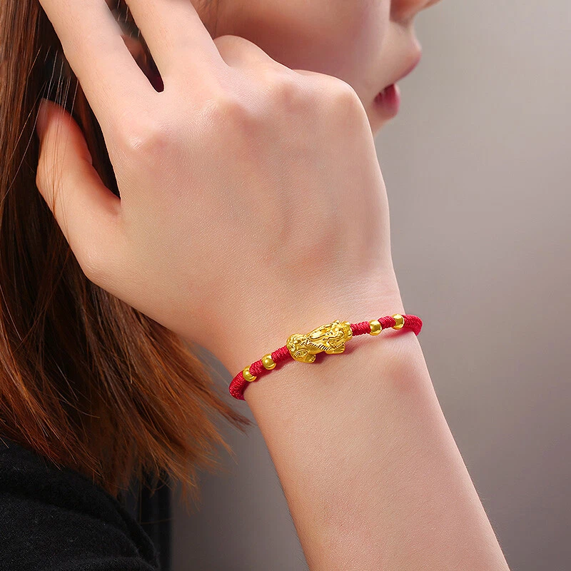 Brazalete tejido para mujer Wealth Pixiu de oro amarillo de 18 quilates con cordón rojo con cuentas- Foto 2 de 3