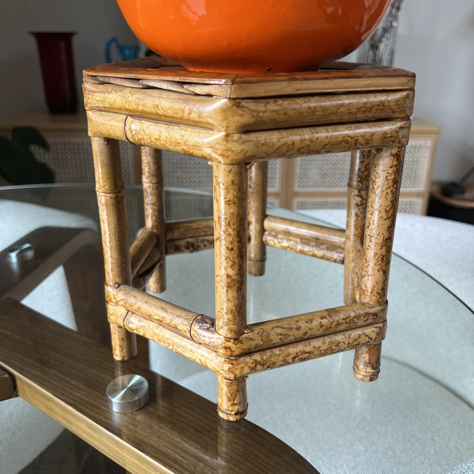 Soporte hexagonal de bambú quemado retro años 70 elevador de plantas mesa pequeña boho costero Foto 2 de 4
