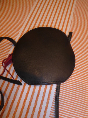 Olbrish, runde kleine Handtasche mit rotem Abschluss, ideal für den Theaterbesuc
