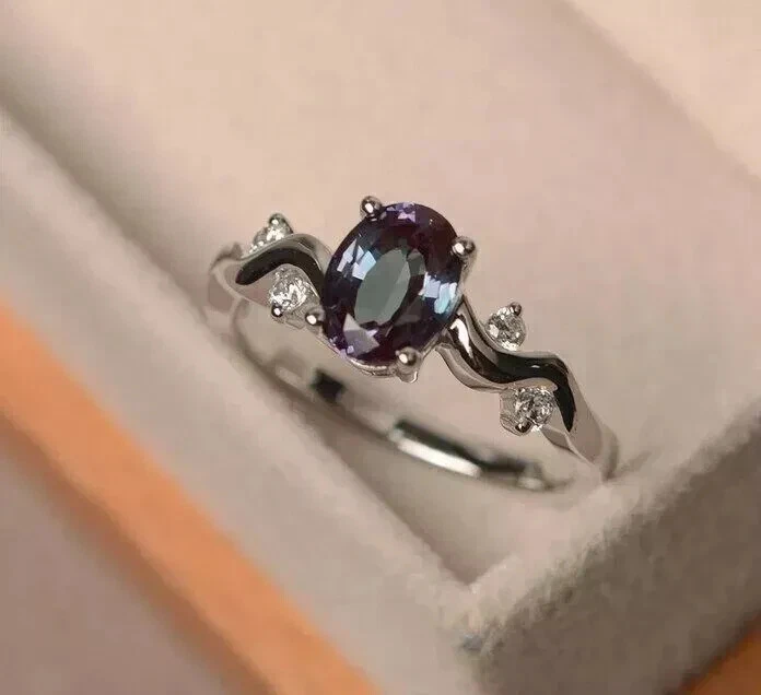 Anillo de regalo de oro blanco macizo de 14 k con piedras preciosas de alejandrita natural que cambian de color de 3 quilates Foto 2 de 4