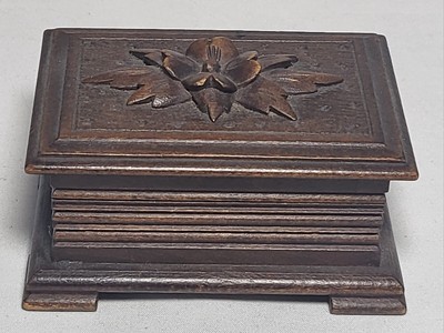 Vintage kleine Schwarzwald Schatulle aufklappbar handgeschnitzt Holz Schmuckstück 3D Blumen Design
