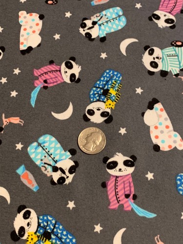Tela Panda's en pijama's sombra Hello somnoliento sobre franela gris 1/4 yarda 20366304 - Imagen 3 de 5