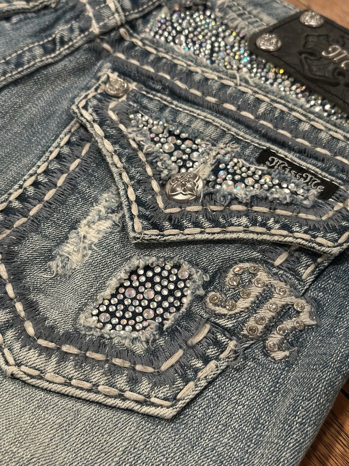 Bermudas Miss Me adornadas envejecidas talla 27 estilo #JE8002M