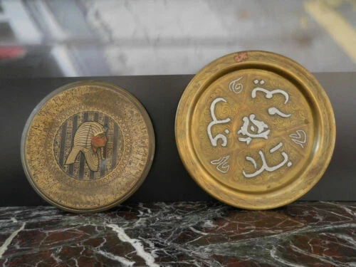 Assiette du XXe siècle et récents en laiton