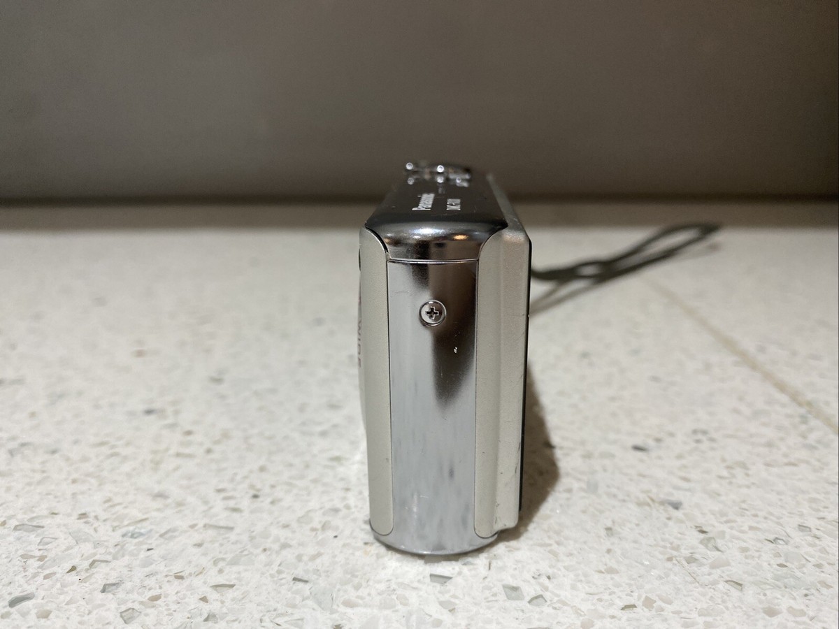 Panasonic Lumix DMC-FX01 Digital Camera + Genuine Battery 6.0MP