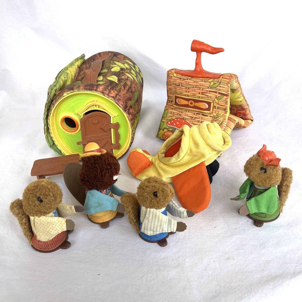 1979 Fisher Price Woodsey Squirrel Family Log House Playset