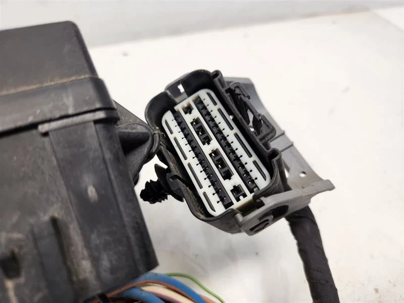 Caixa de fusíveis 2013-16 Ford Taurus (3,7L / pacote policial) sob o capô com fiação - Imagem 4 de 4