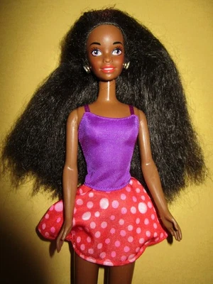 B-2337) ALTE DUNKELHÄUTIGE BARBIE CHRISTIE AA SHANI MATTEL MALAYSIA KLEID+SCHUHE - Bild 1 von 4