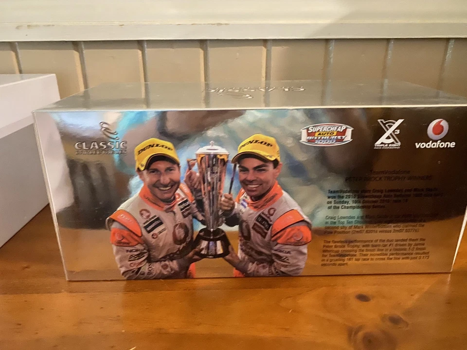 Classic Carlectables 18451 Lowndes Skaife Bathurst 888 Commodore 2010 1:18 - image 2 of 4