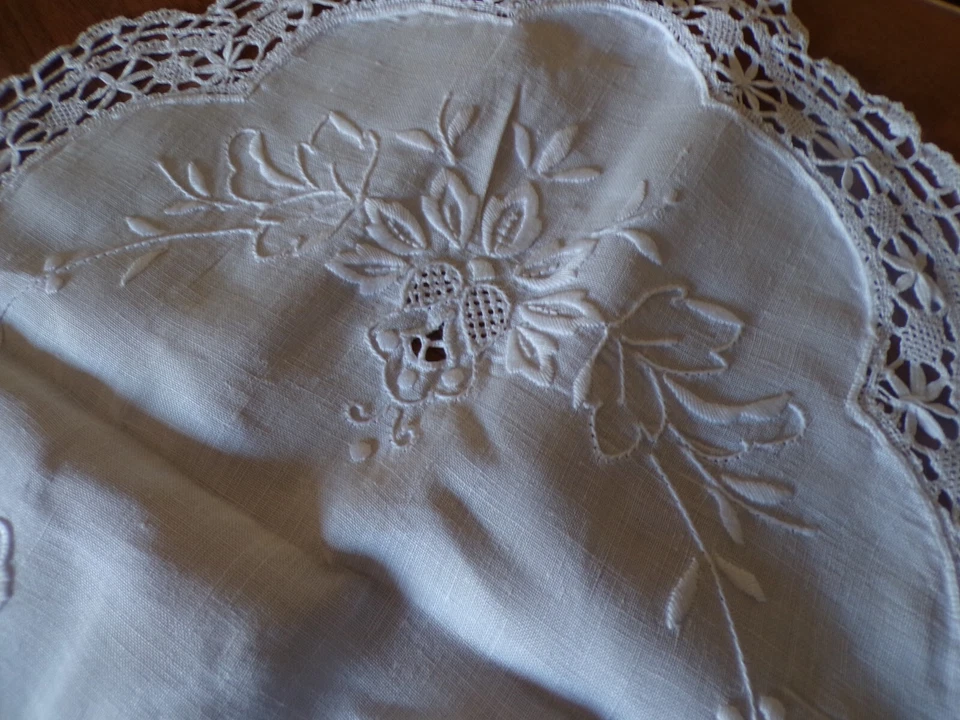 Linge ancien 1 napperon  Chemin de table lin blanc brodé avec dentelle - Photo 4/4