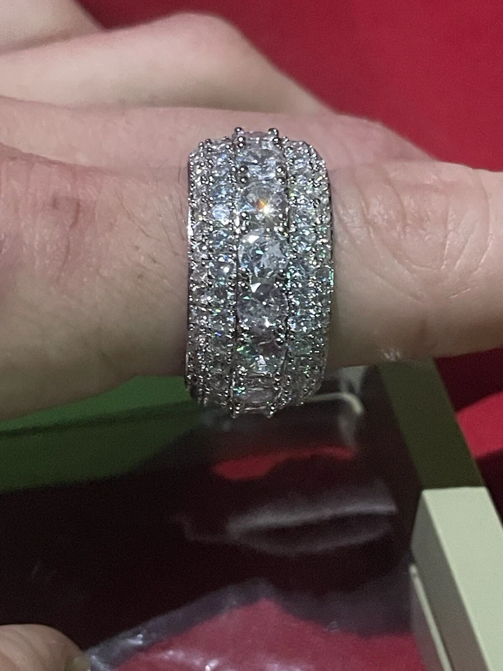 Anillo de moissanita. Probador de pases Foto 3 de 3