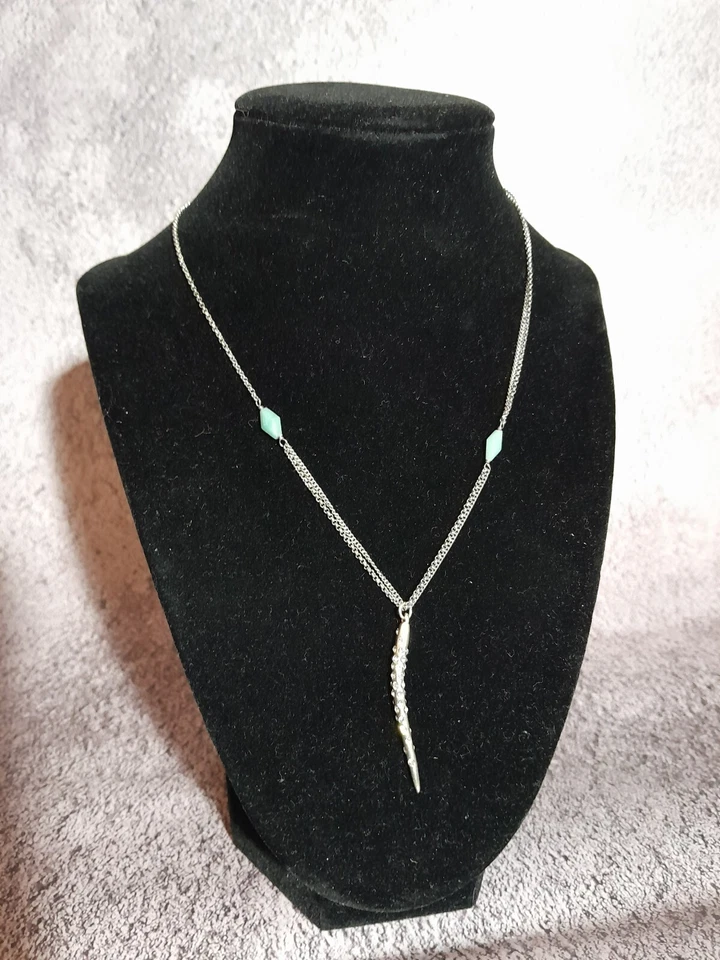 Collar ajustable colgante cuerno tachonado estrás chapado en plata Kenneth Cole Foto 2 de 4