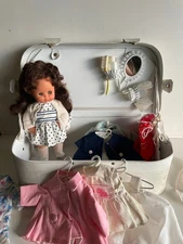 Coffret poupée "Fabienne" vintage avec vêtements et accessoires