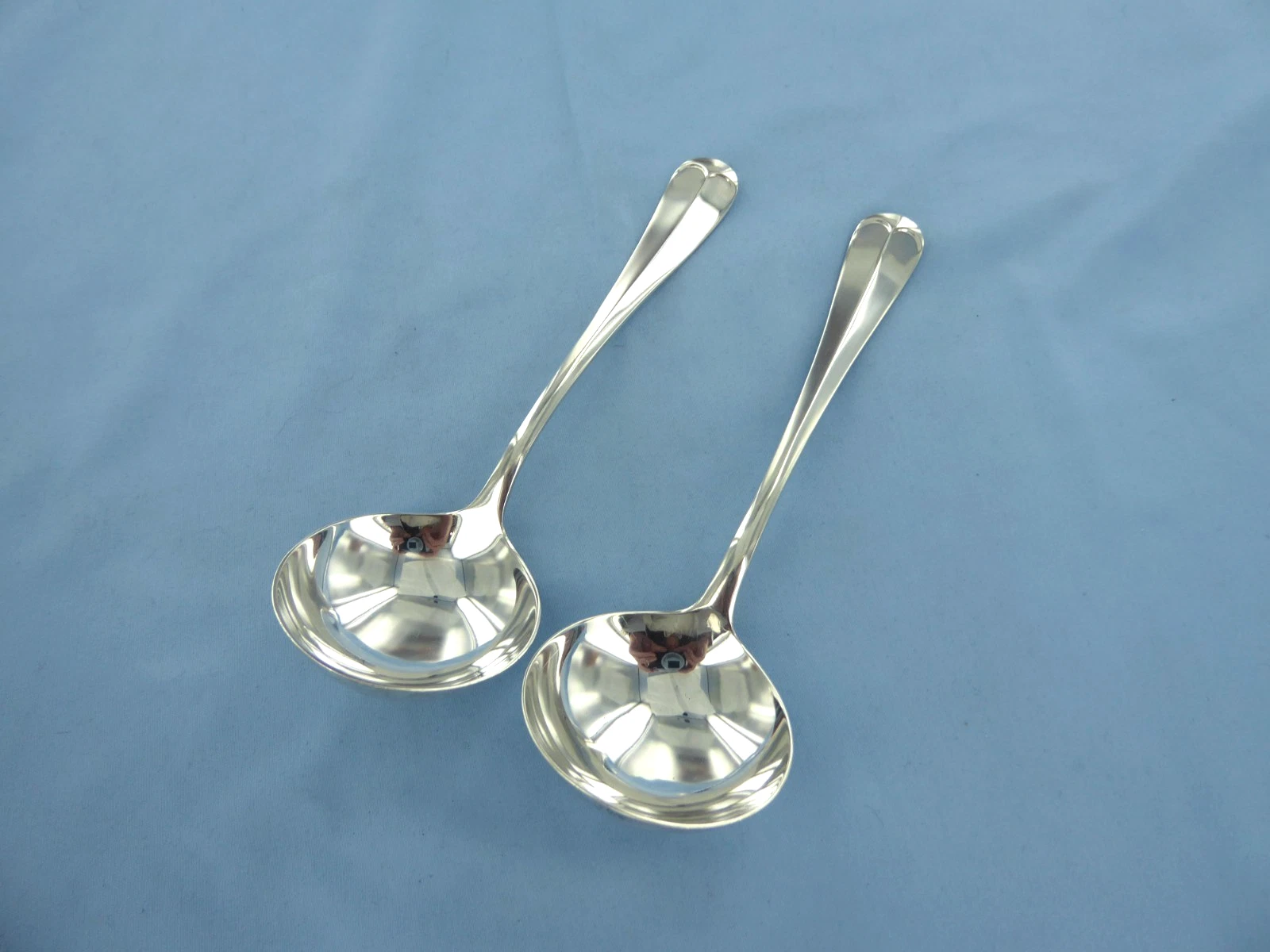 A VINTAGE PAIR OF STERLING SILVER, O/E RAT TAIL SAUCE LADLES, SHEFFIELD 1938.
Opens in a new window