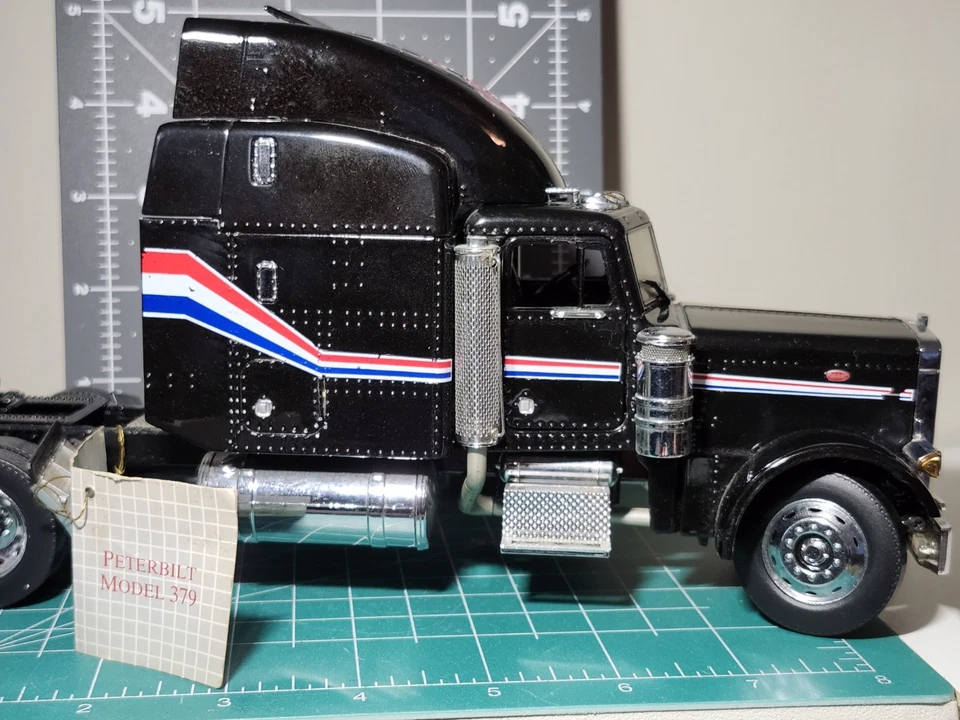 1/32 Scale Peterbilt 379 Cab Tractor Franklin Mint Model Damaged *FOR PARTS* - Image 2 of 4