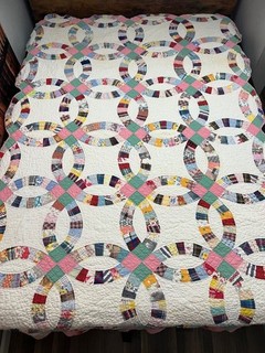 #851 Vintage Handmade Double Wedding Ring Quilt 58" x 82" USA 1940's