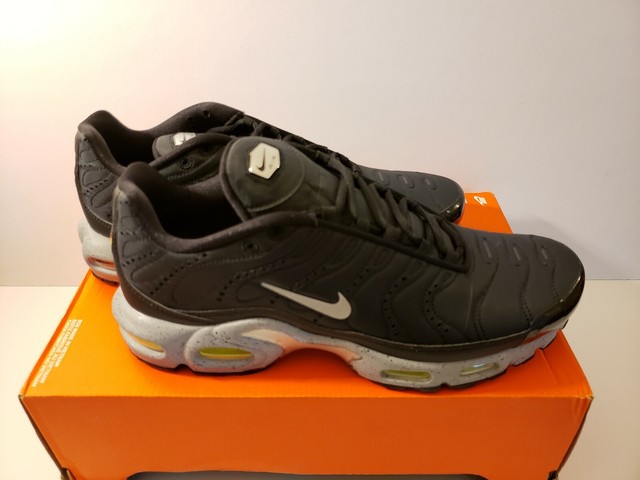 nike air max plus prm black matte silver & volt