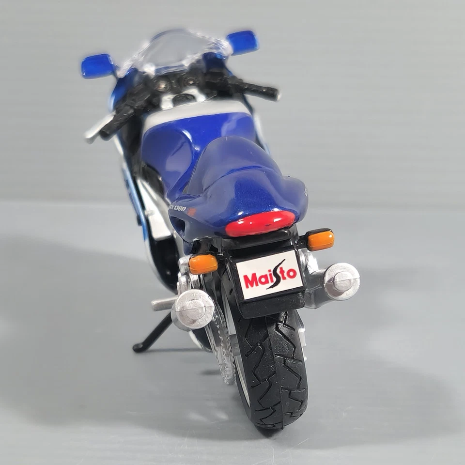 Suzuki GSX1300R Motorcycle 1:18 Scale Diecast Collection Replica by Maisto 2001 - Image 4 of 4