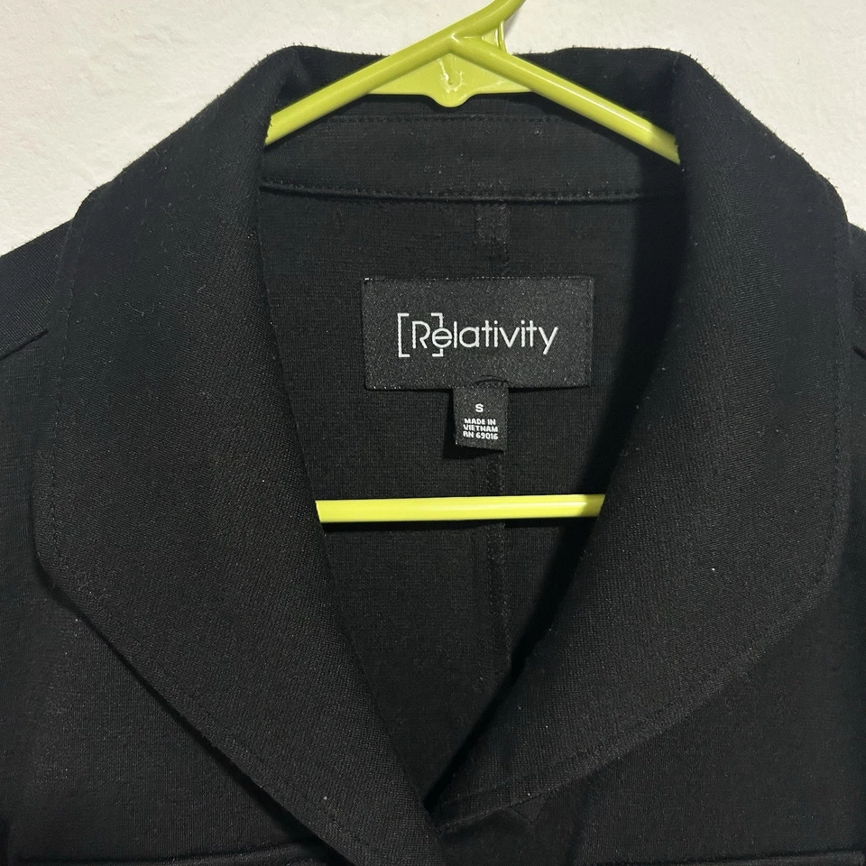 Jaqueta Relativity Feminina Preta Manga Longa com Botões Tamanho Pequeno - Imagem 4 de 4