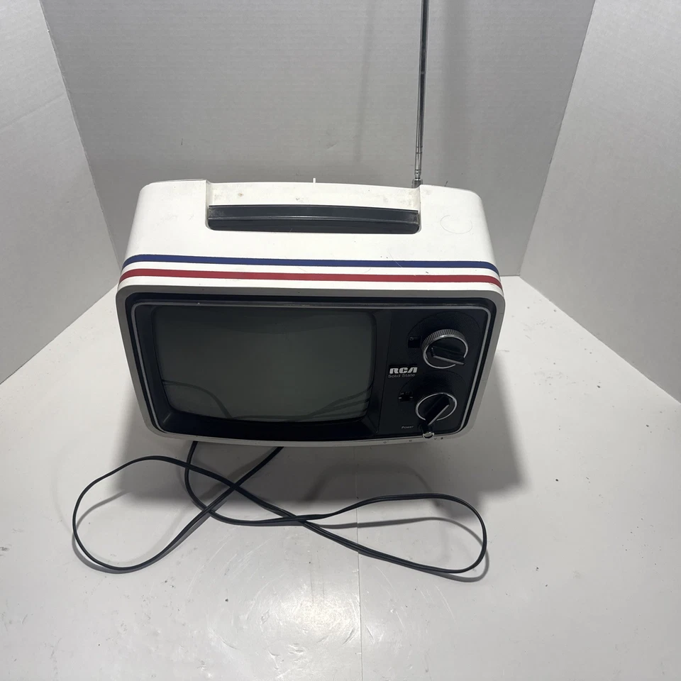 1976 Vintage RCA Solid State TV Red White Blue 1976 Works Great Television - Image 2 of 4